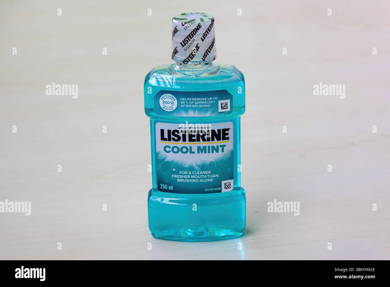 Le rince-bouche quotidien Listerine Cool Mint dans une bouteille recyclable de 250 ml offre une bouche plus propre et plus fraîche que le brossage seul et aide à éliminer les germes laissés af Banque D'Images
