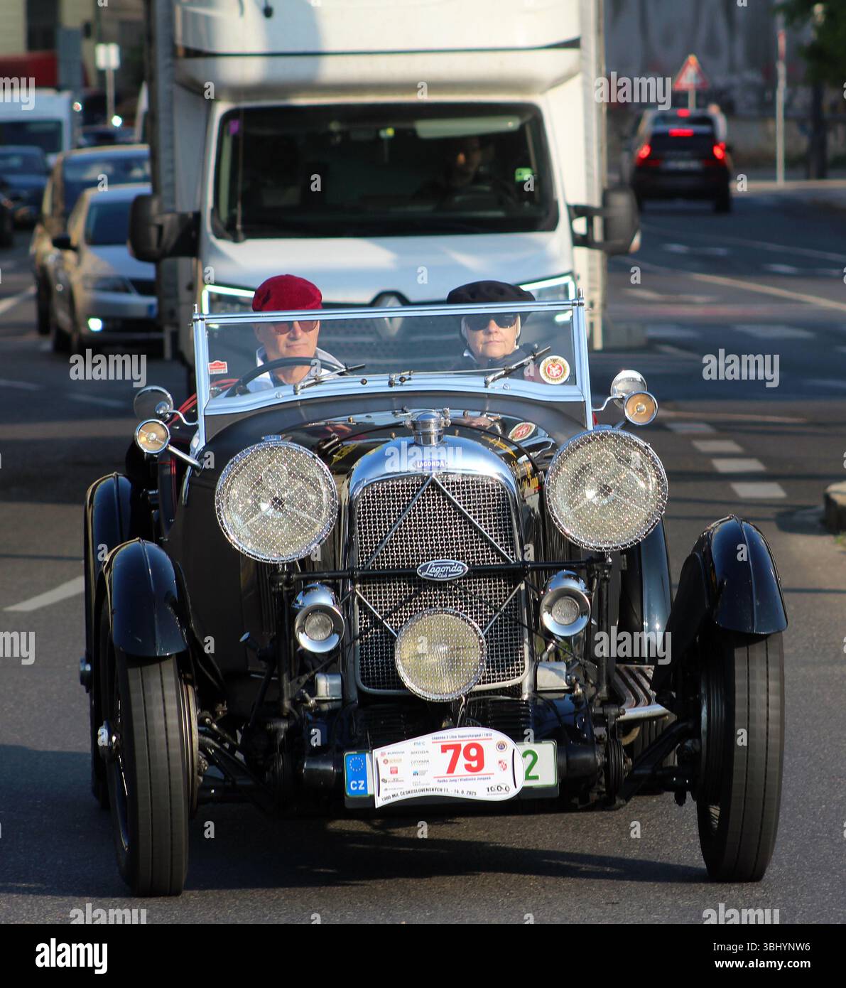 Début de la première étape du tour de « 1000 mil ceskoslovenskych » des voitures historiques tchécoslovaques à Bratislava à Prague, République tchèque, le 12 juin 2025. Banque D'Images