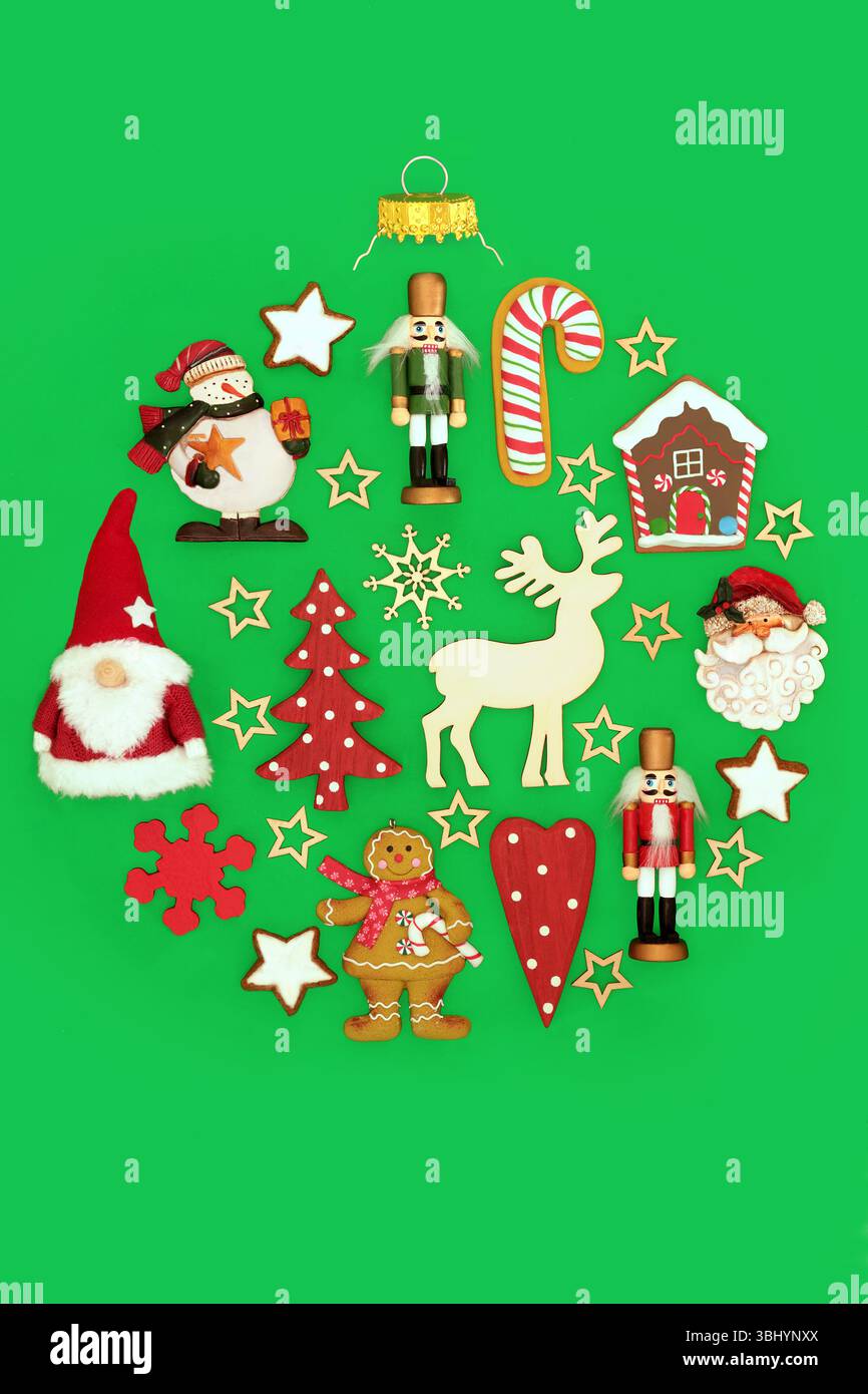 Décoration de Noël en forme de boule rétro naturelle avec décorations de Noël à l'ancienne et nourriture sur vert. Symbole festif amusant surréaliste. Banque D'Images Décoration de Noël en forme de boule rétro naturelle avec décorations de Noël à l'ancienne et nourriture sur vert. Symbole festif amusant surréaliste. Banque D'Images