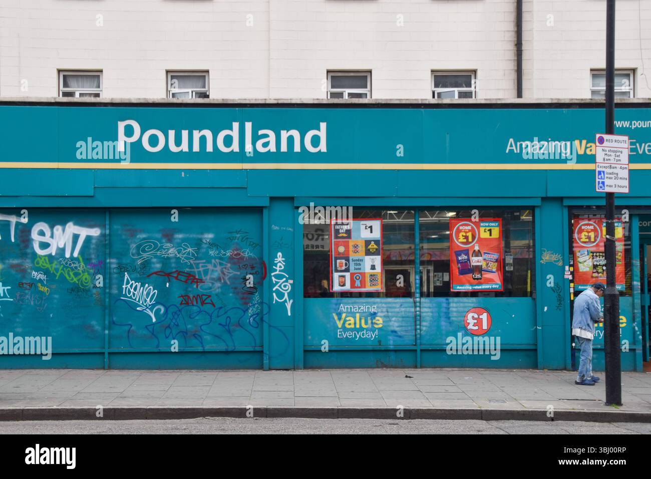 Londres, Royaume-Uni. 12 juin 2025. Vue extérieure du magasin Poundland à Camden car la chaîne de rabais en difficulté est vendue pour une livre. Jusqu'à 100 magasins peuvent être fermés. Crédit : Vuk Valcic/Alamy Live News Banque D'Images