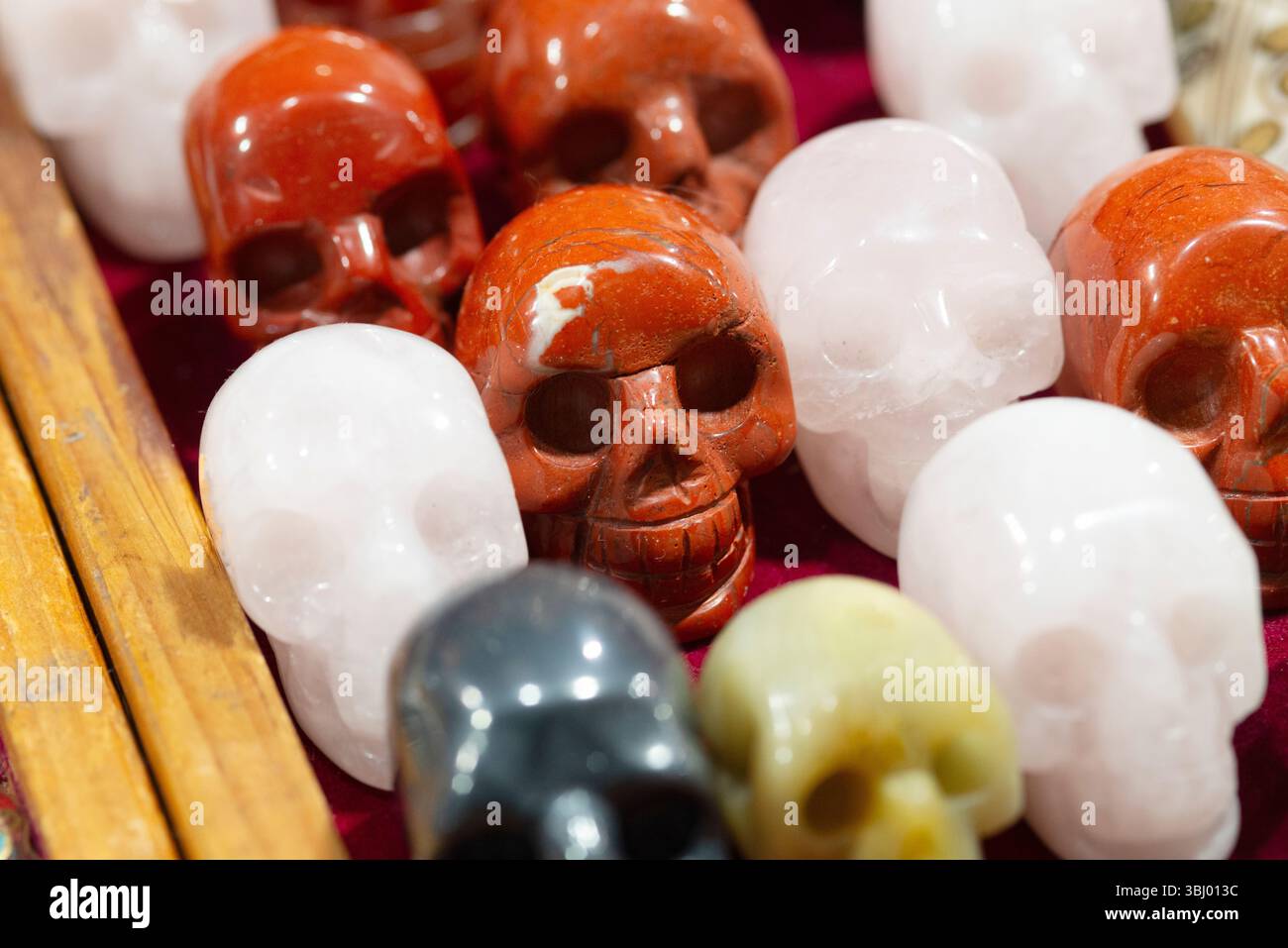 Sculptures de crâne de pierres semi-précieuses au marché Banque D'Images