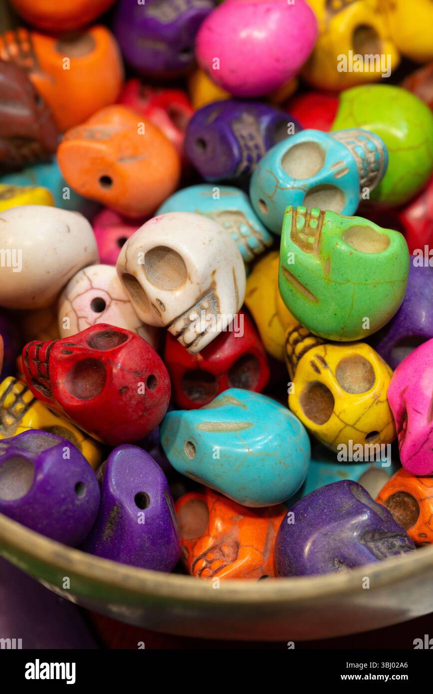 Perles multicolores en forme de crâne teintes Banque D'Images