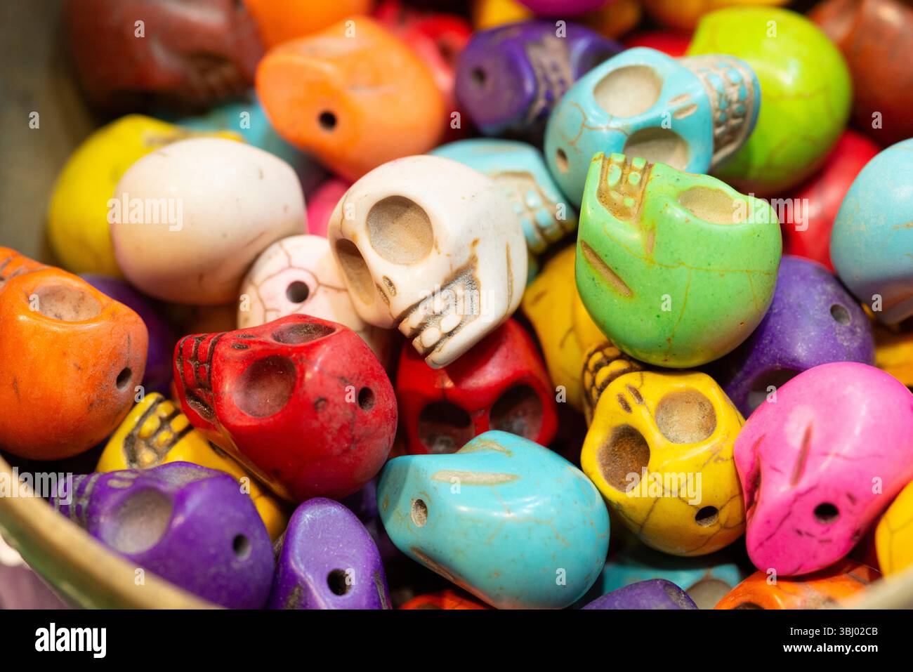 Perles multicolores en forme de crâne teintes Banque D'Images