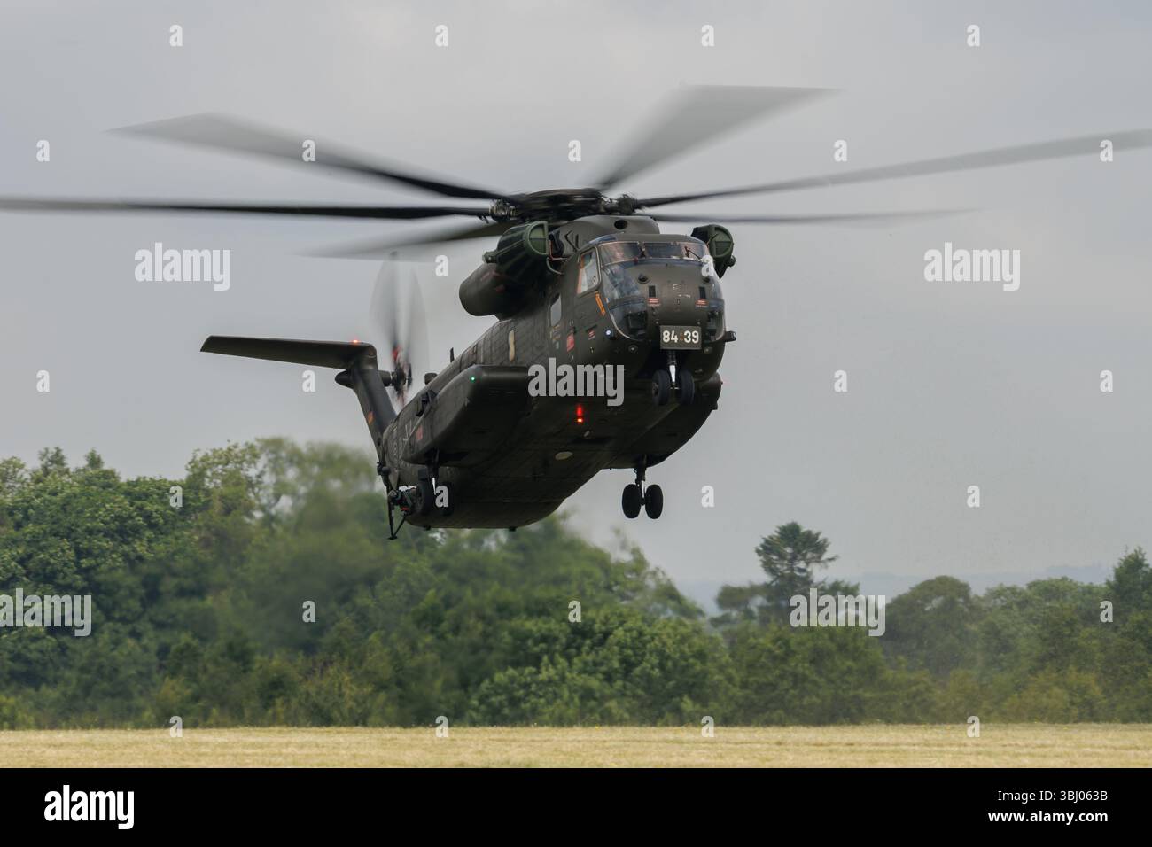 Un hélicoptère de transport lourd CH-53G de l'armée de l'air allemande participe à un exercice multinational d'entraînement militaire sur la plaine de Salisbury, Wiltshire, ONU Banque D'Images