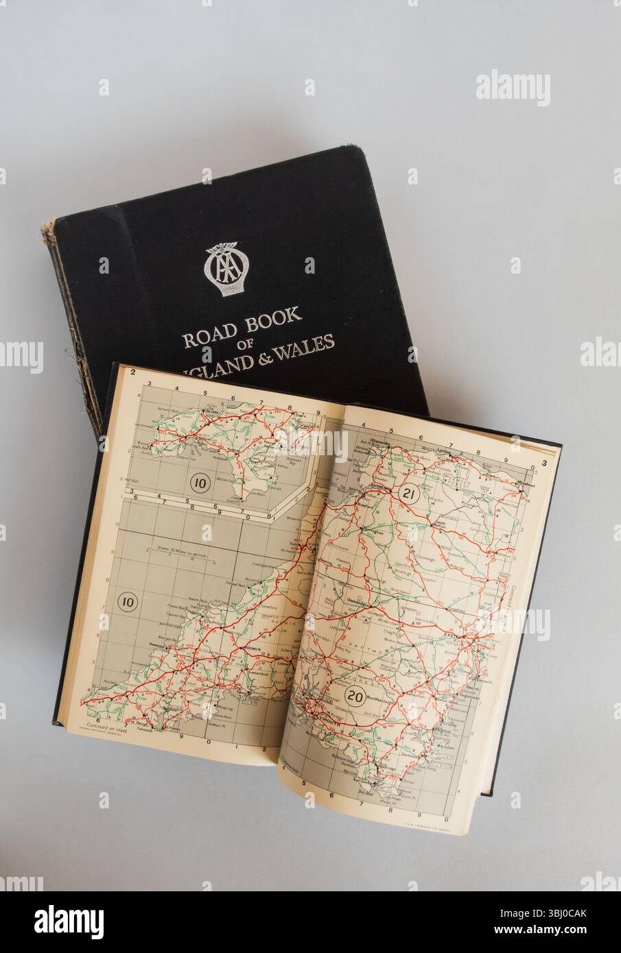 Automobile Association Road Book of England and Wales, avec guide touristique ouvert montrant la carte des années 1950 du South West.AA, Road book of England and Wales Banque D'Images