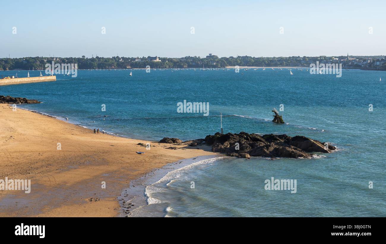 Piscine d'eau de mer naturelle et plage de bon-secours à Saint-Malo, Bretagne, France. Structure de marée emblématique sur la côte atlantique à marée basse. Banque D'Images