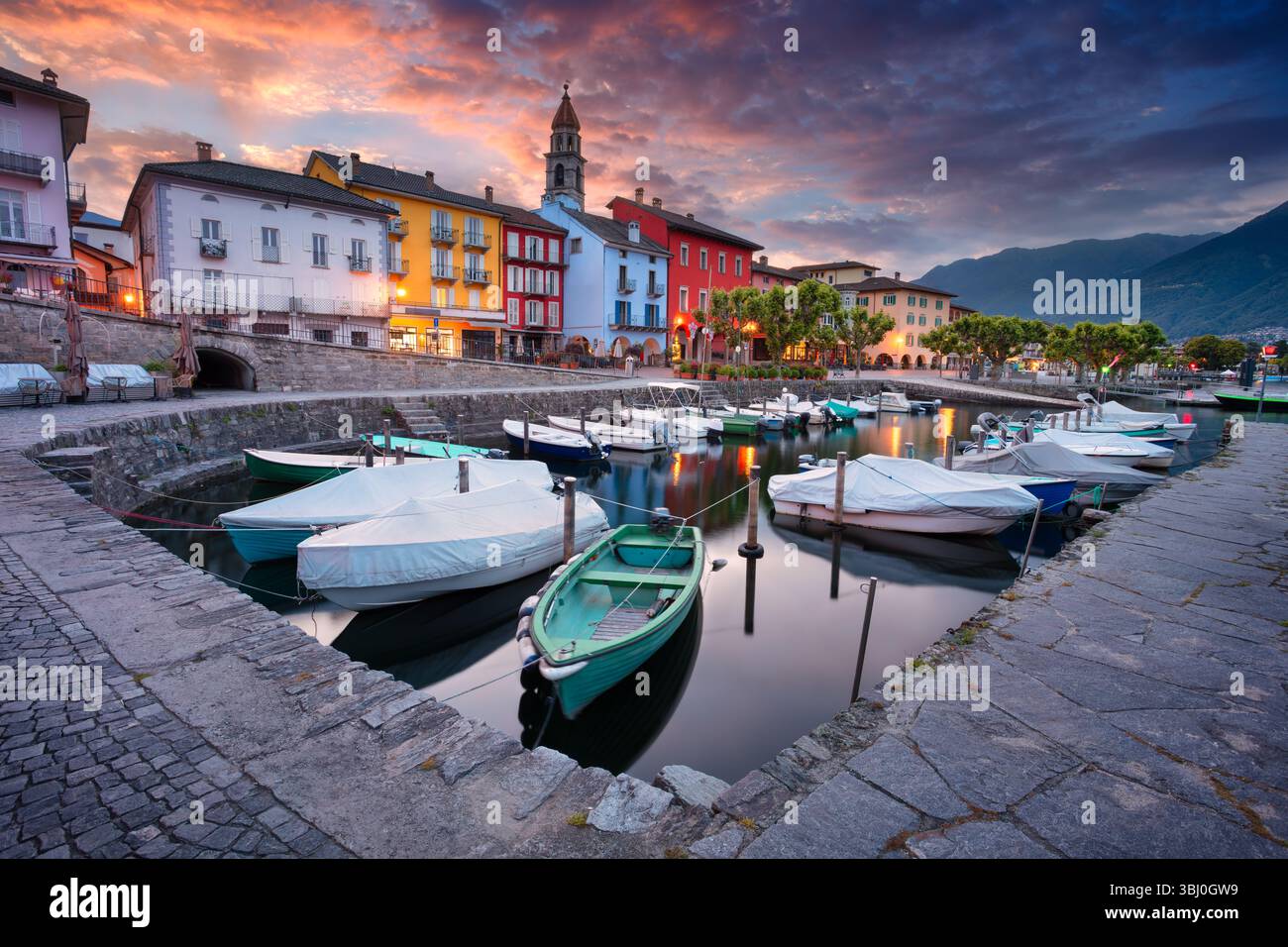 Ascona, Suisse. Image de paysage urbain de la ville pittoresque d'Ascona, Suisse sur les rives du lac majeur au lever du soleil d'été. Banque D'Images