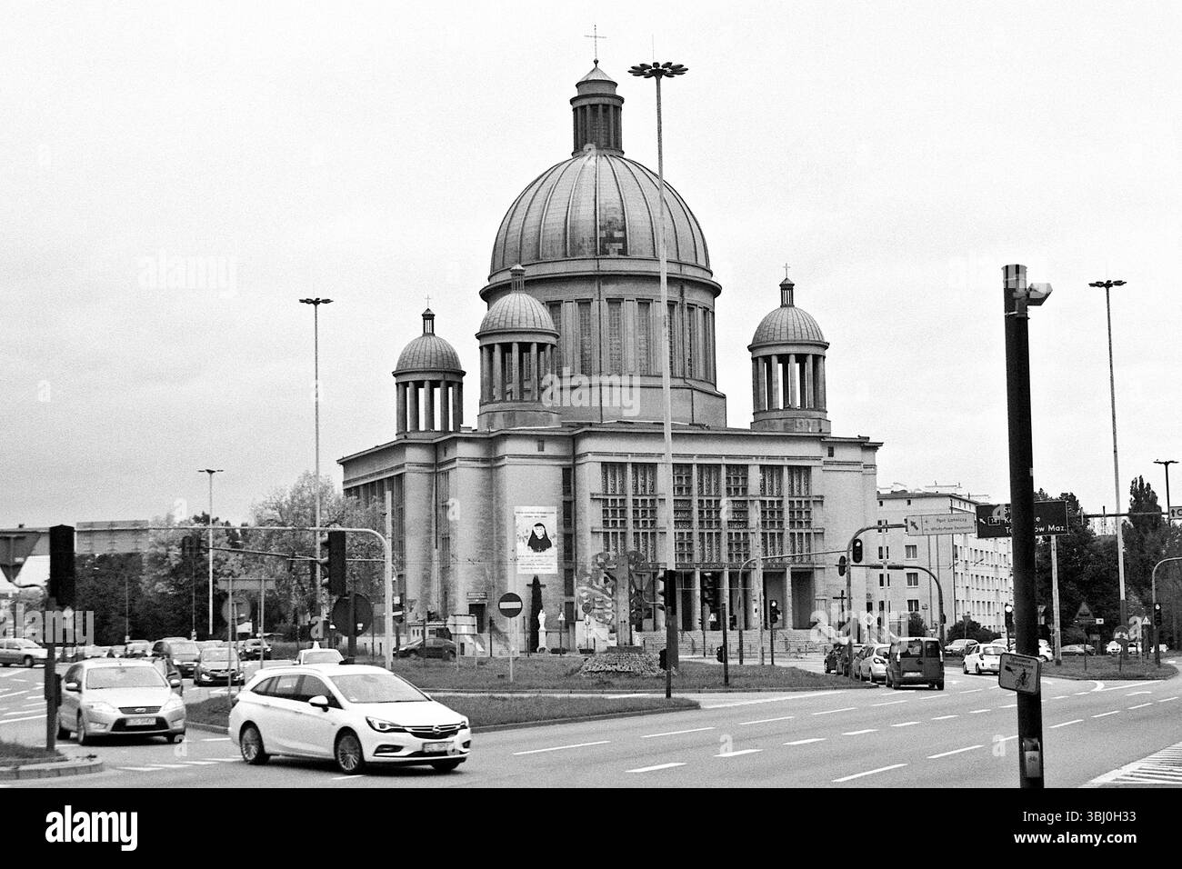 Grande église en forme de dôme avec circulation de rue en noir et blanc Banque D'Images