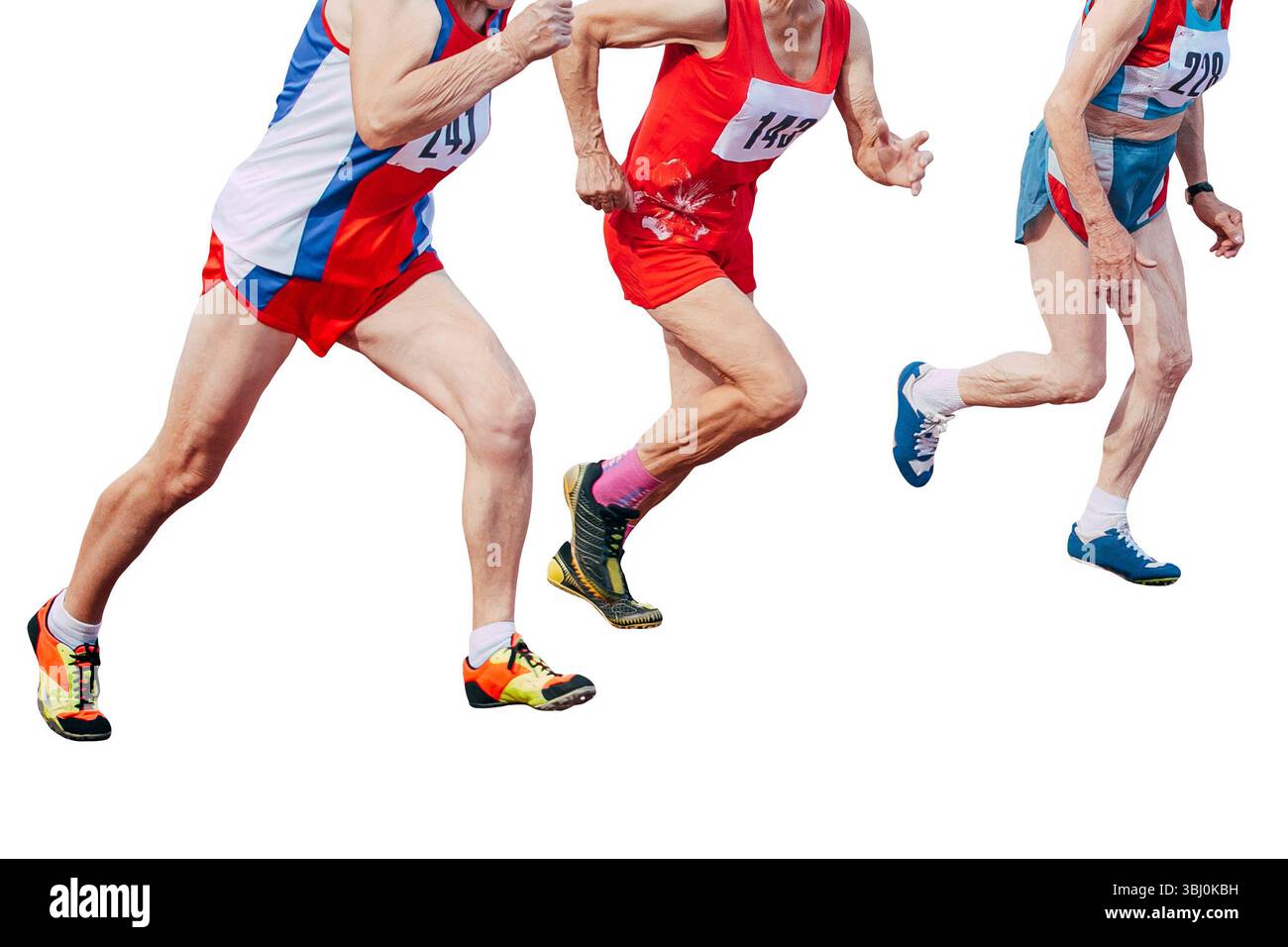 femme âgée courant 100 mètres de course dans l'athlétisme des maîtres isolé sur fond blanc Banque D'Images femme âgée courant 100 mètres de course dans l'athlétisme des maîtres isolé sur fond blanc Banque D'Images