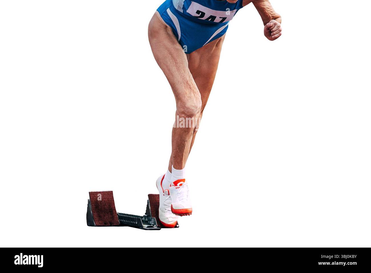 coureur femme senior courant à partir de blocs de départ dans l'athlétisme des maîtres isolé sur fond blanc Banque D'Images coureur femme senior courant à partir de blocs de départ dans l'athlétisme des maîtres isolé sur fond blanc Banque D'Images