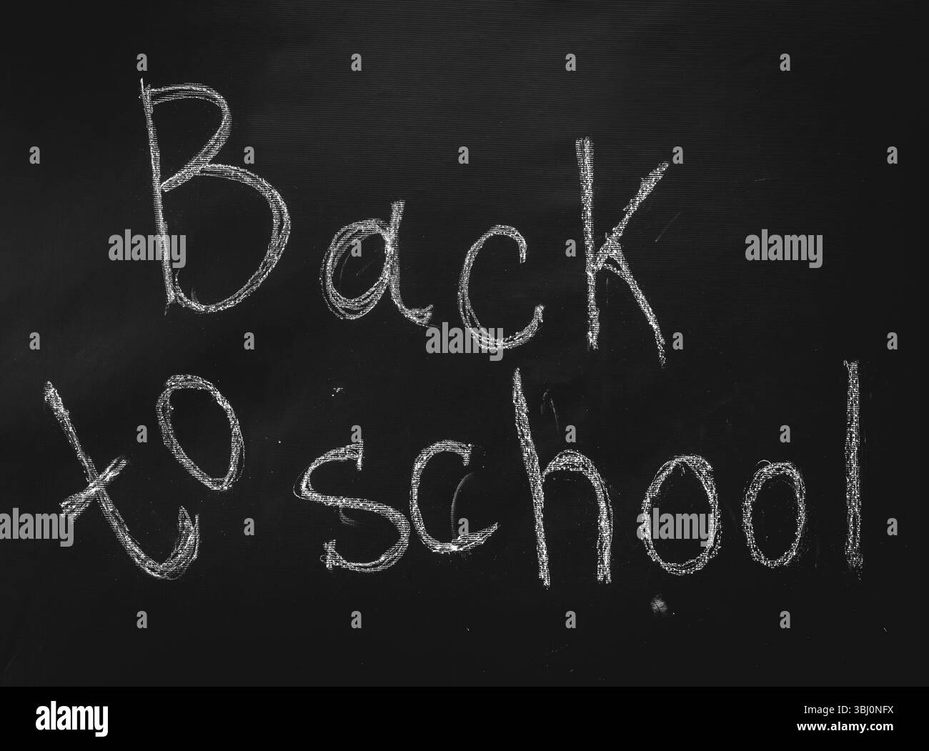 Inscription retour à l'école à la craie sur tableau noir Banque D'Images