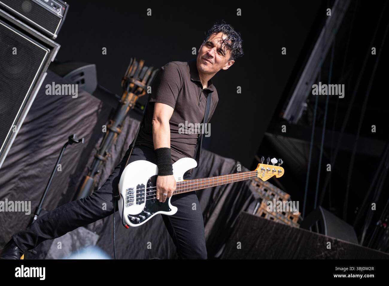 Trondheim, Norvège. 05th, juin 2025. Le groupe de rock canadien Danko Jones donne un concert lors du festival de musique norvégien Neon Festival 2025 à Trondheim. Ici, le bassiste John Calabrese est vu en direct sur scène. Banque D'Images