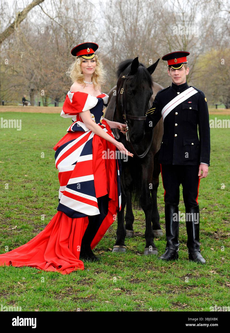 Jade Parfitt lors du lancement de Fashion for the Brave, un événement de collecte de fonds de grande envergure pour le Household Calvary Operational Casualties Fund et la British Forces Foundation à Hyde Park Barracks à Londres (Jade porte une robe de Corrie Nielsen et un collier en diamant Firebird d'une valeur de plus de 1 000 000 £) - 01 mars 2012 Banque D'Images