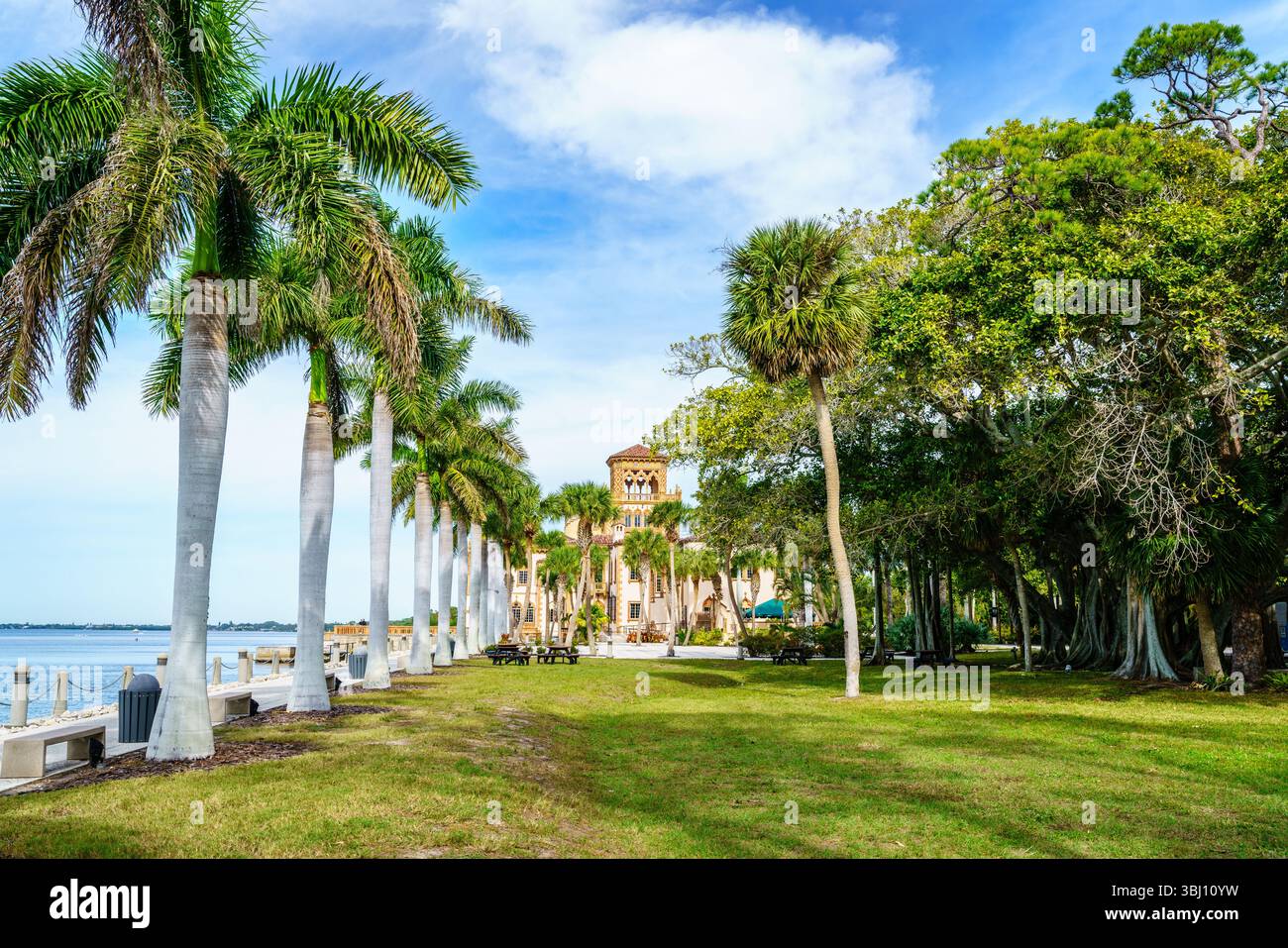 Sarasota, FL, 20 décembre 2023 : vue de la demeure de Ca d' Zan et du parc du John and Mable Ringling Museum of Art Banque D'Images Sarasota, FL, 20 décembre 2023 : vue de la demeure de Ca d' Zan et du parc du John and Mable Ringling Museum of Art Banque D'Images