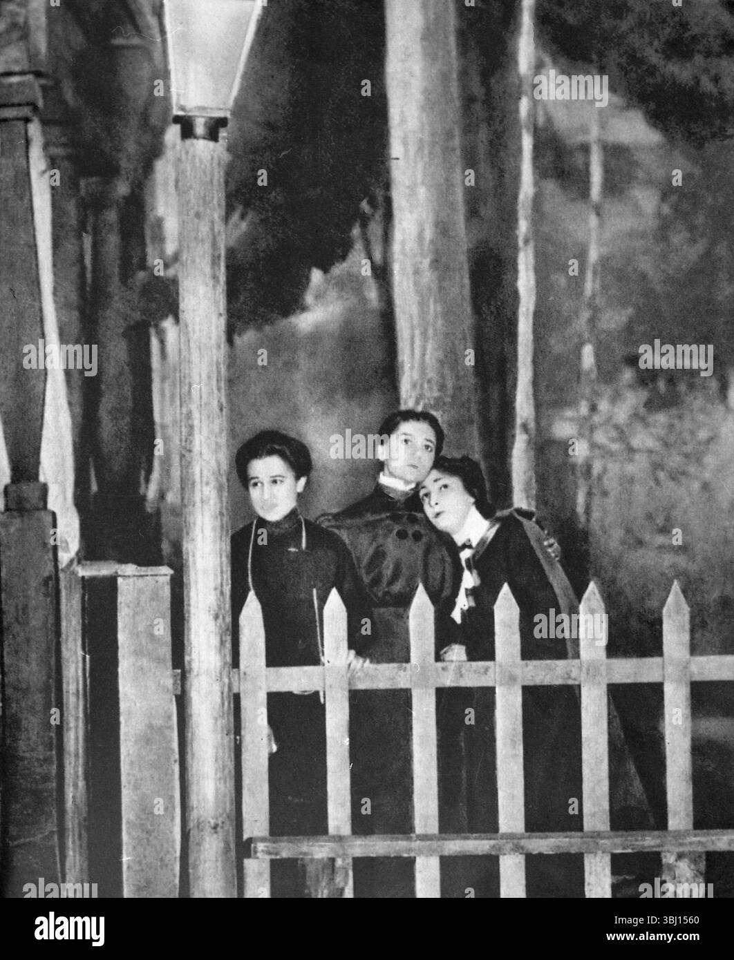 Les actrices russes Olga Knipper Tchekhova, Margarita Savitskaya et Nina Litovtseva dans une scène de la pièce d'Anton Tchekhov Three Sisters, Moscou, Russie des années 1900 Banque D'Images