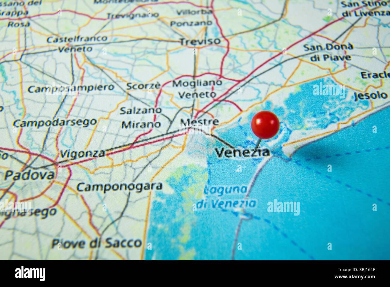 Une punaise rouge marque Venezia (Venise) sur une carte en gros plan, symbolisant le voyage, la planification ou la destination. Banque D'Images