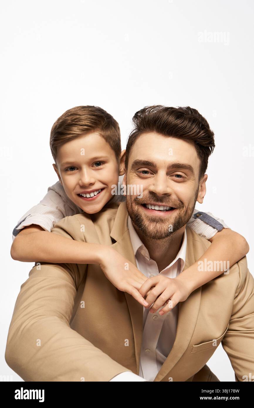 Un père et un fils joyeux s'embrassent, montrant leur bonheur et leur amour l'un pour l'autre. Banque D'Images