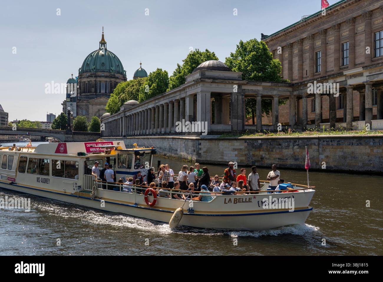 DAS Fahrgastschiff MS Audrey unterwegs auf der Spree in Berlin-Mitte. IM Hintergrund der Berliner Dom, Rechts die Kolonnaden vor der Alten Nationalgalerie auf der Museumsinsel. *** Le navire à passagers MS Audrey sur la Spree à Berlin Mitte en arrière-plan la cathédrale de Berlin, à droite les colonnades devant la vieille galerie nationale sur l'île aux musées Banque D'Images