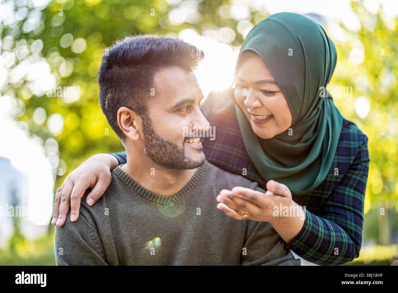 Portrait d'un couple musulman heureux s'embrassant dans la ville Banque D'Images