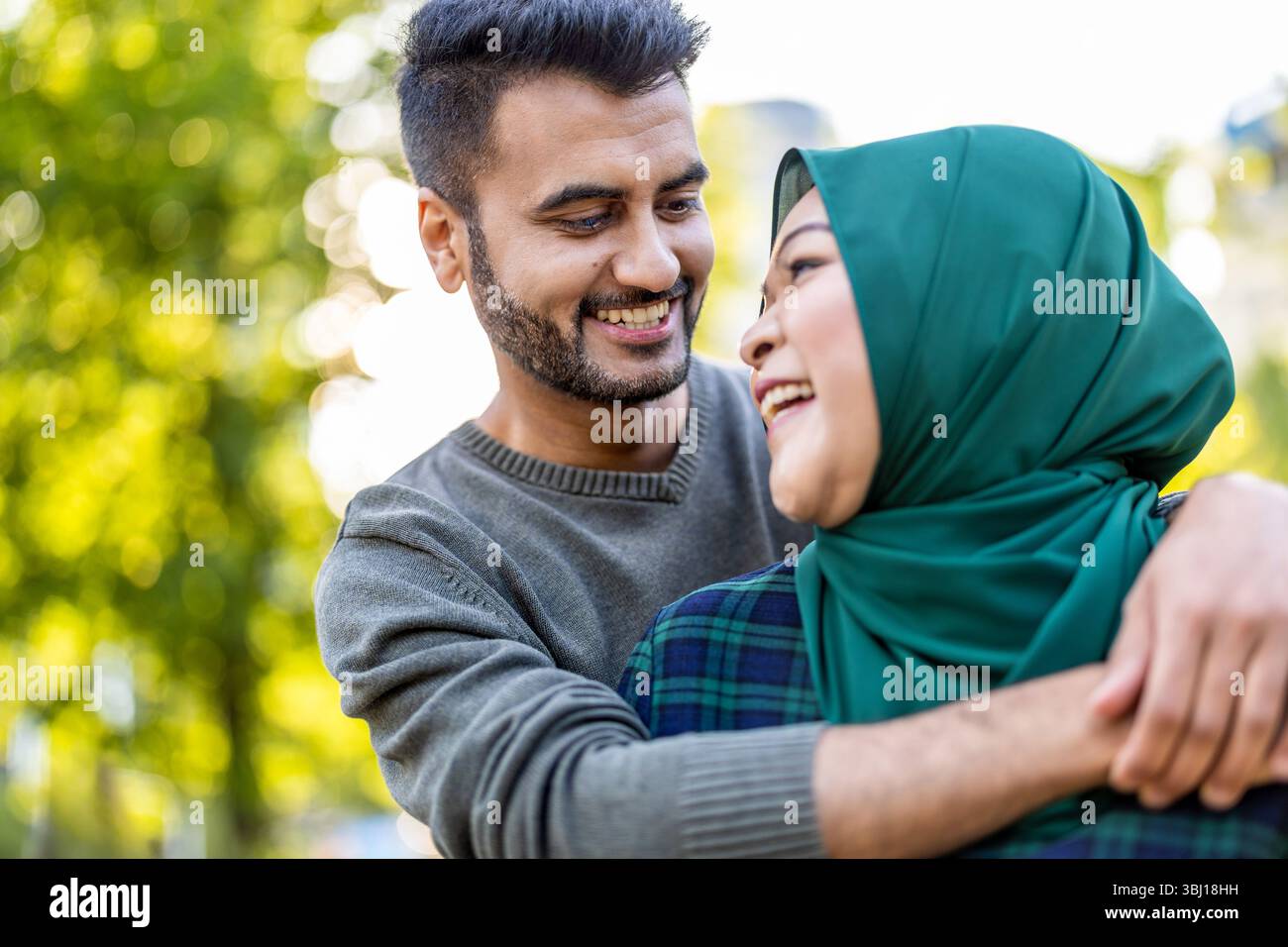Portrait d'un couple musulman heureux s'embrassant dans la ville Banque D'Images