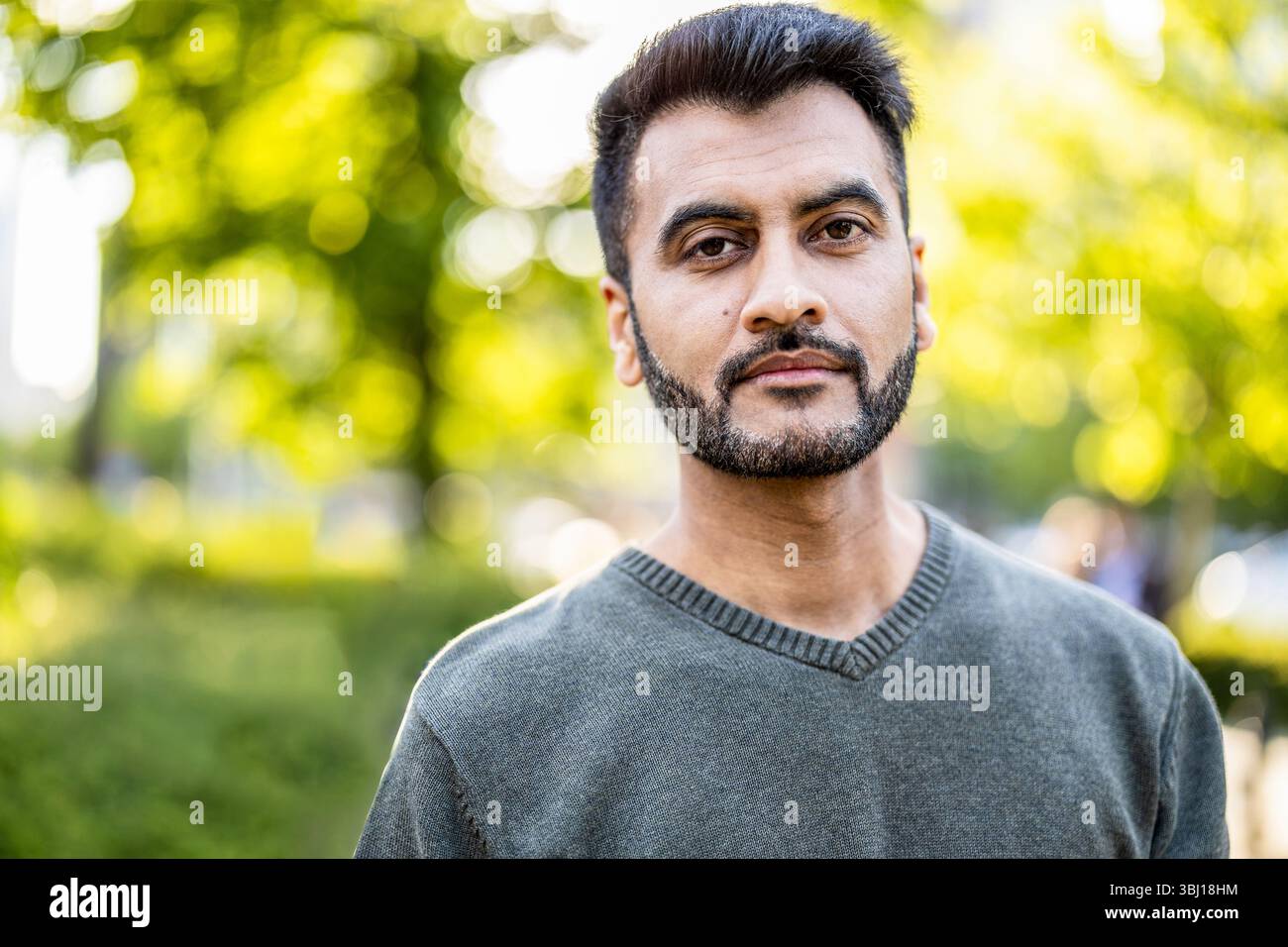 Portrait d'un beau jeune homme à la barbe dans la ville Banque D'Images