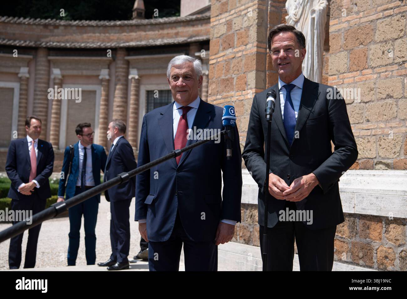 Rome, Italie. 12 juin 2025. Antonio Tajani, ministre italien des Affaires étrangères, accompagné de Mark Rutte, secrétaire général de l'OTAN, lors de la réunion ministérielle « Weimar plus » organisée par le gouvernement italien à Villa Madama. Crédit : Rocco Pettini/Alamy Live News Banque D'Images Rome, Italie. 12 juin 2025. Antonio Tajani, ministre italien des Affaires étrangères, accompagné de Mark Rutte, secrétaire général de l'OTAN, lors de la réunion ministérielle « Weimar plus » organisée par le gouvernement italien à Villa Madama. Crédit : Rocco Pettini/Alamy Live News Banque D'Images