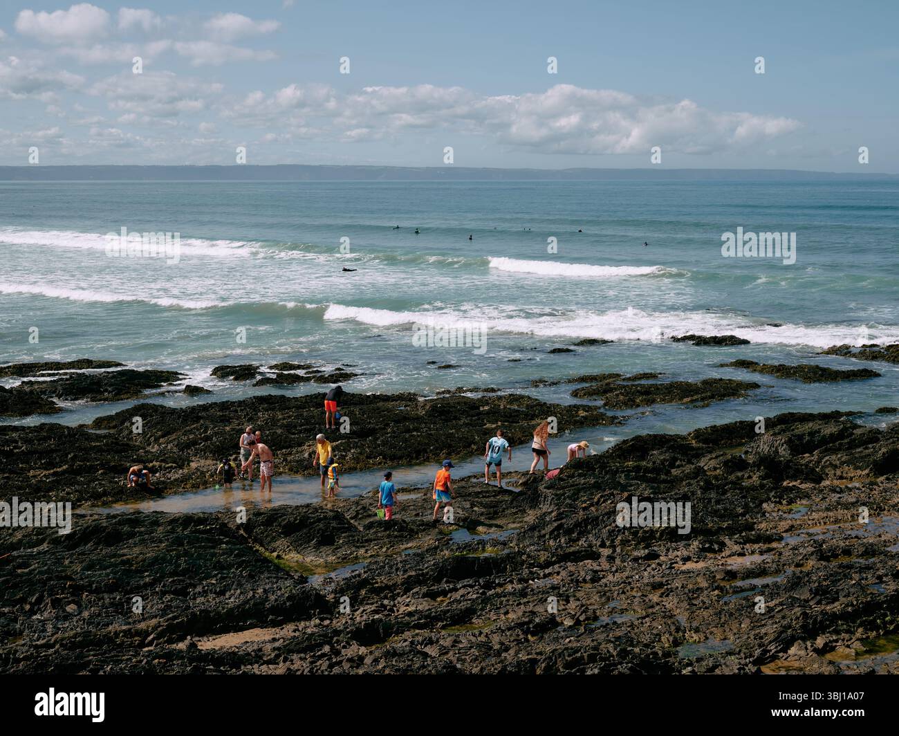 Familles piscine de roche sur une plage de la côte nord du Devon, Angleterre, Royaume-Uni - staycation vacances en famille été Banque D'Images
