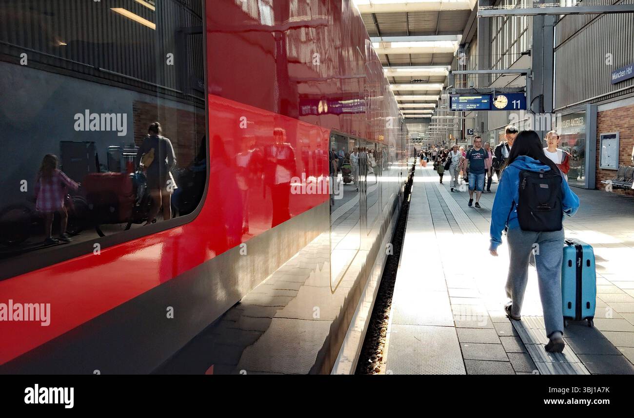 Die Urlaub sind angekommen : Reisende anfangen zu reisen. DB , Deutsche Bahn , Fahrt , Zoug , Züge , OBB , Railjet , Brennenverkehr nach Italien , Pendler , Koffer , in München Hbf Hauptbahnhof , Bayern , Deutschland . Juni 12, 2025. Photo par : Omar Bellandi / IPA photo Pressefoto DENL Copyright : xOmarxBellandix Banque D'Images