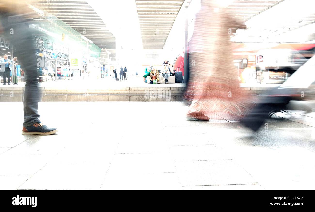 Die Urlaub sind angekommen : Reisende anfangen zu reisen. DB , Deutsche Bahn , Fahrt , Zoug , Züge , OBB , Railjet , Brennenverkehr nach Italien , Pendler , Koffer , in München Hbf Hauptbahnhof , Bayern , Deutschland . Juni 12, 2025. Photo par : Omar Bellandi / IPA photo Pressefoto DENL Copyright : xOmarxBellandix Banque D'Images