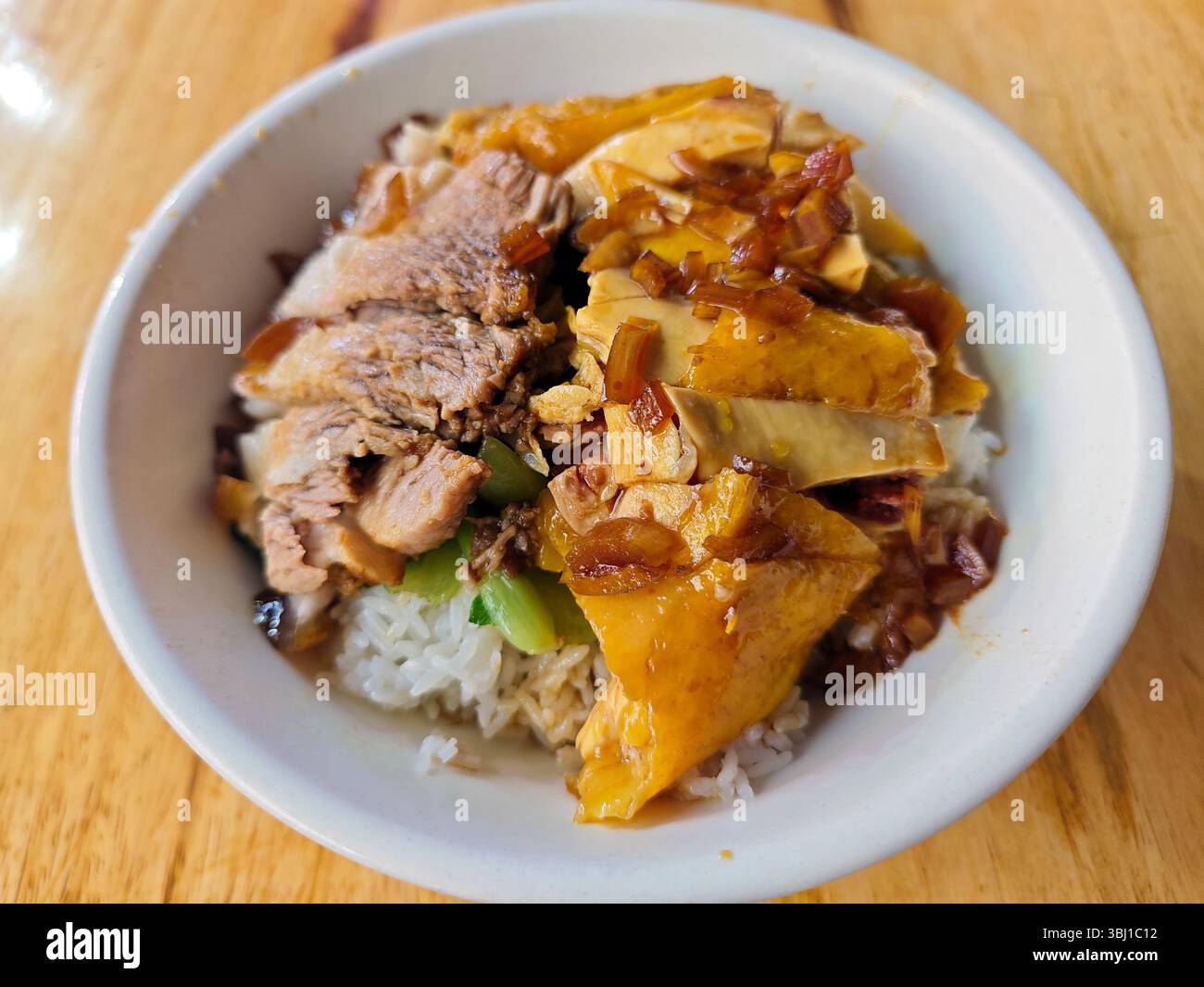 poulet frais avec de la viande de porc sur le riz pour manger Banque D'Images