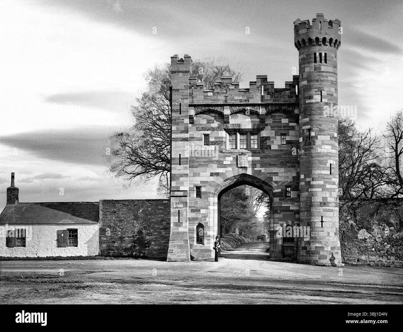 Photographie de la fin du XIXe siècle d'une sentinelle aux portes du Royal Hospital Kilmainham, Dublin City, Irlande, ancien hôpital et maison de retraite du XVIIe siècle. L'hôpital a été construit comme une maison pour les soldats à la retraite de l'armée irlandaise par Sir William Robinson, arpenteur général de James Butler, 1er duc d'Ormond, Lord Lieutenant d'Irlande, entre 1679 et 1687 sur ce qui était alors une partie du parc Phoenix. Banque D'Images
