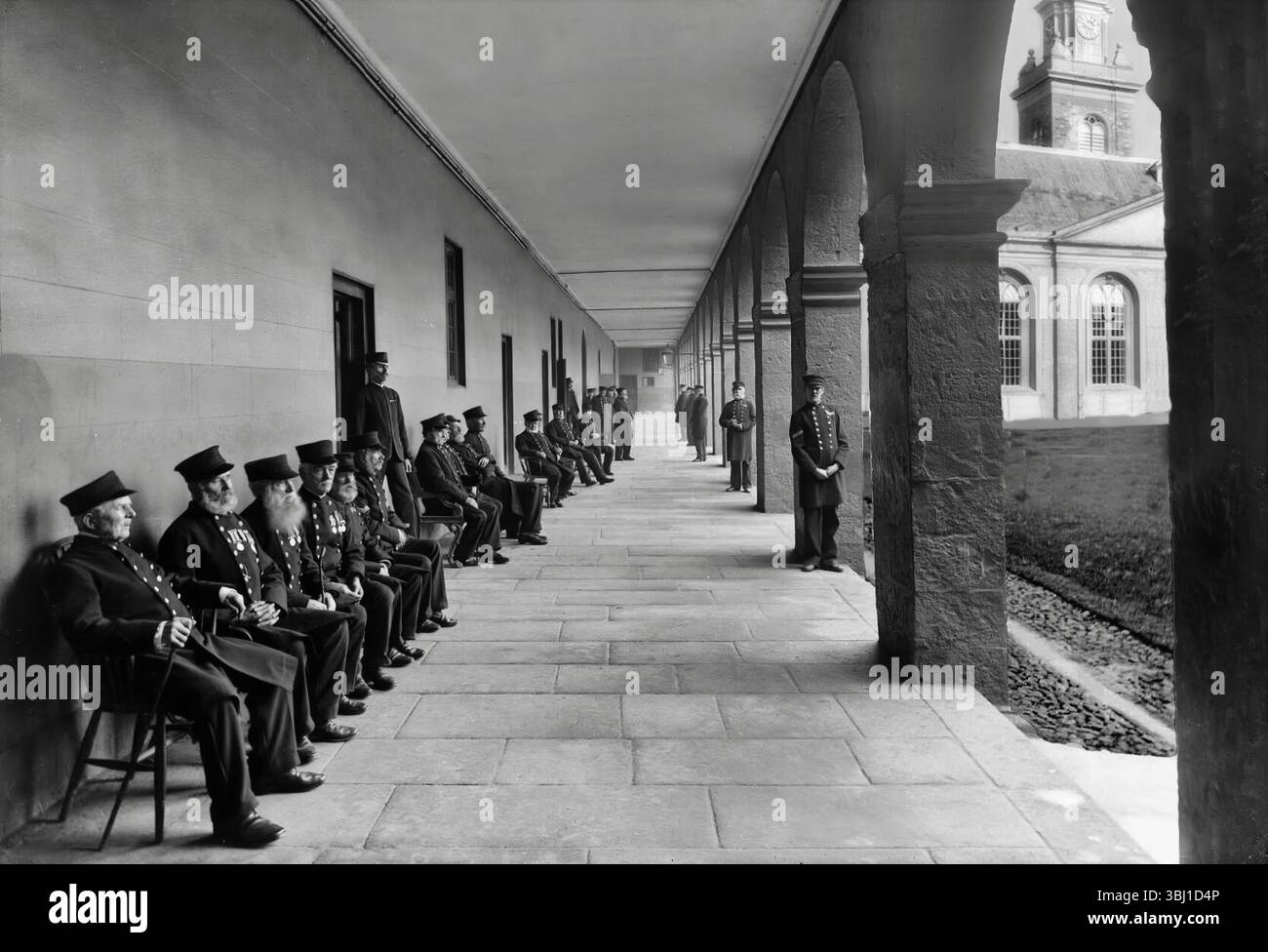Photographie de la fin du XIXe siècle du Royal Hospital Kilmainham, Dublin City, Irlande, ancien hôpital et maison de retraite du XVIIe siècle. L'hôpital a été construit comme une maison pour les soldats à la retraite de l'armée irlandaise par Sir William Robinson, arpenteur général de James Butler, 1er duc d'Ormond, Lord Lieutenant d'Irlande, entre 1679 et 1687 sur ce qui était alors une partie du parc Phoenix. Banque D'Images