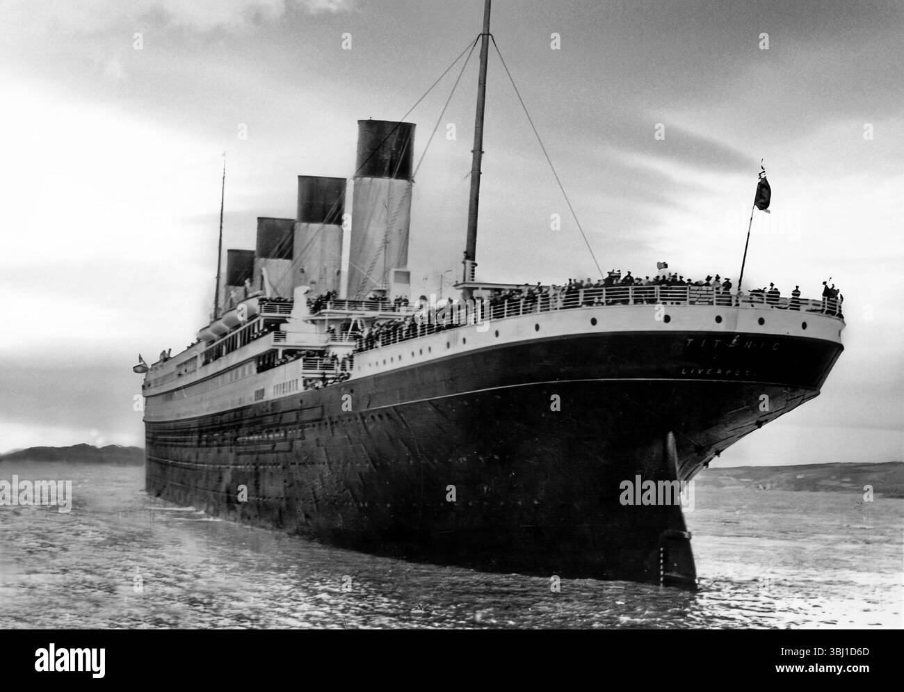 Une photographie du début du XXe siècle du Titanic lors de son dernier arrêt à Queenstown en Irlande, maintenant connue sous le nom de ville de Cobh le 11 avril 1912. Le navire heurterait un iceberg et coulerait le 15 avril 1912, en route vers l'Amérique dans l'océan Atlantique. Banque D'Images