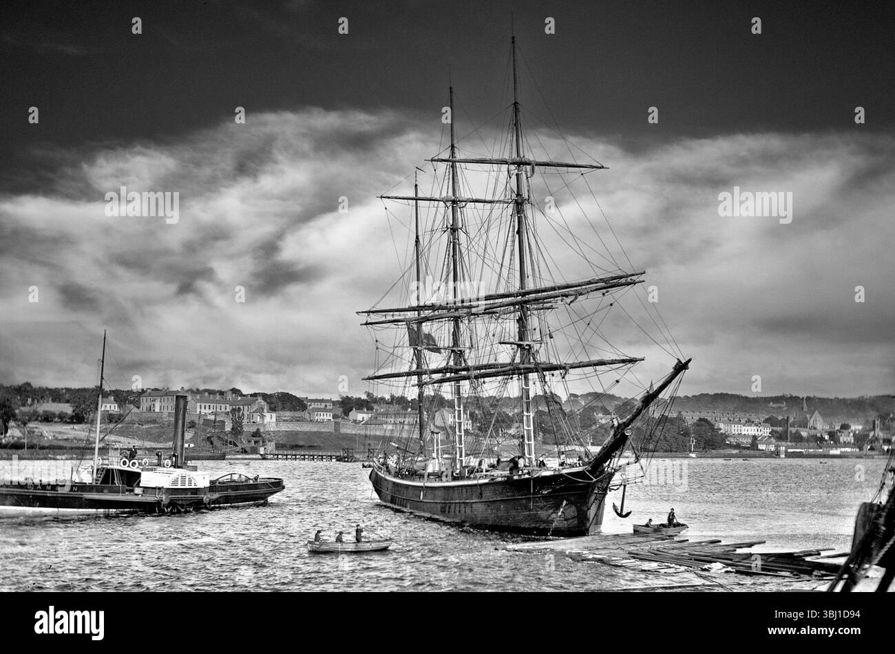 Une photographie de la fin du XIXe siècle de la navigation, Samson, un petit bateau à aubes et voilier au large de Derry City, alias Londonderry City, sur la rivière Foyle, en Irlande du Nord. Banque D'Images