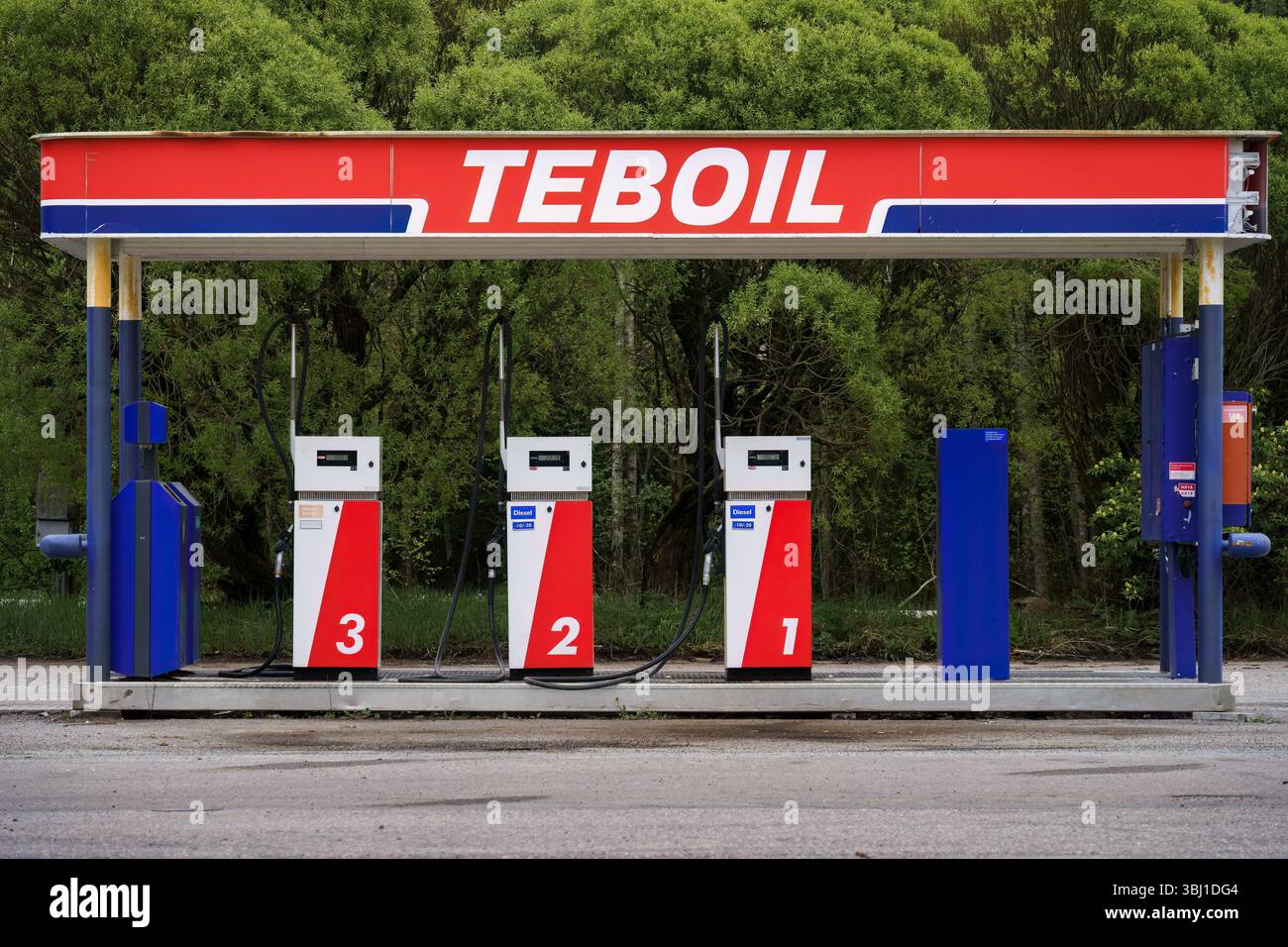 Karkola, Finlande. 24 mai 2025 - Station de remplissage Teboil avec trois pompes à carburant. Banque D'Images
