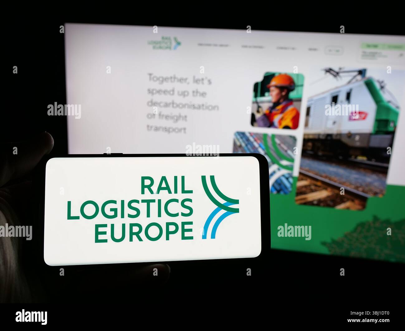 Stuttgart, Allemagne - 2025 : personne tenant un smartphone avec le logo de la société française Rail Logistics Europe (RLE) sur l'écran devant le site. Banque D'Images