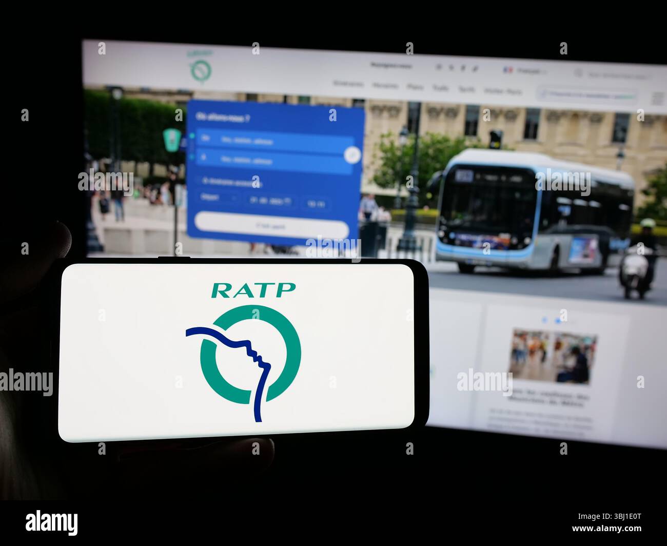 Stuttgart, Allemagne - 2025 : personne tenant un smartphone avec le logo de la société française de transport public RATP sur l'écran devant le site. Banque D'Images