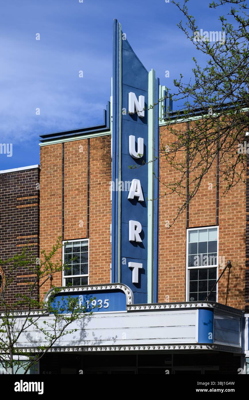 Moscou, ID, États-Unis - 7 mai 2025 ; panneau vertical sur le théâtre Nuart sur la rue principale dans le centre-ville de Moscou Idaho Banque D'Images
