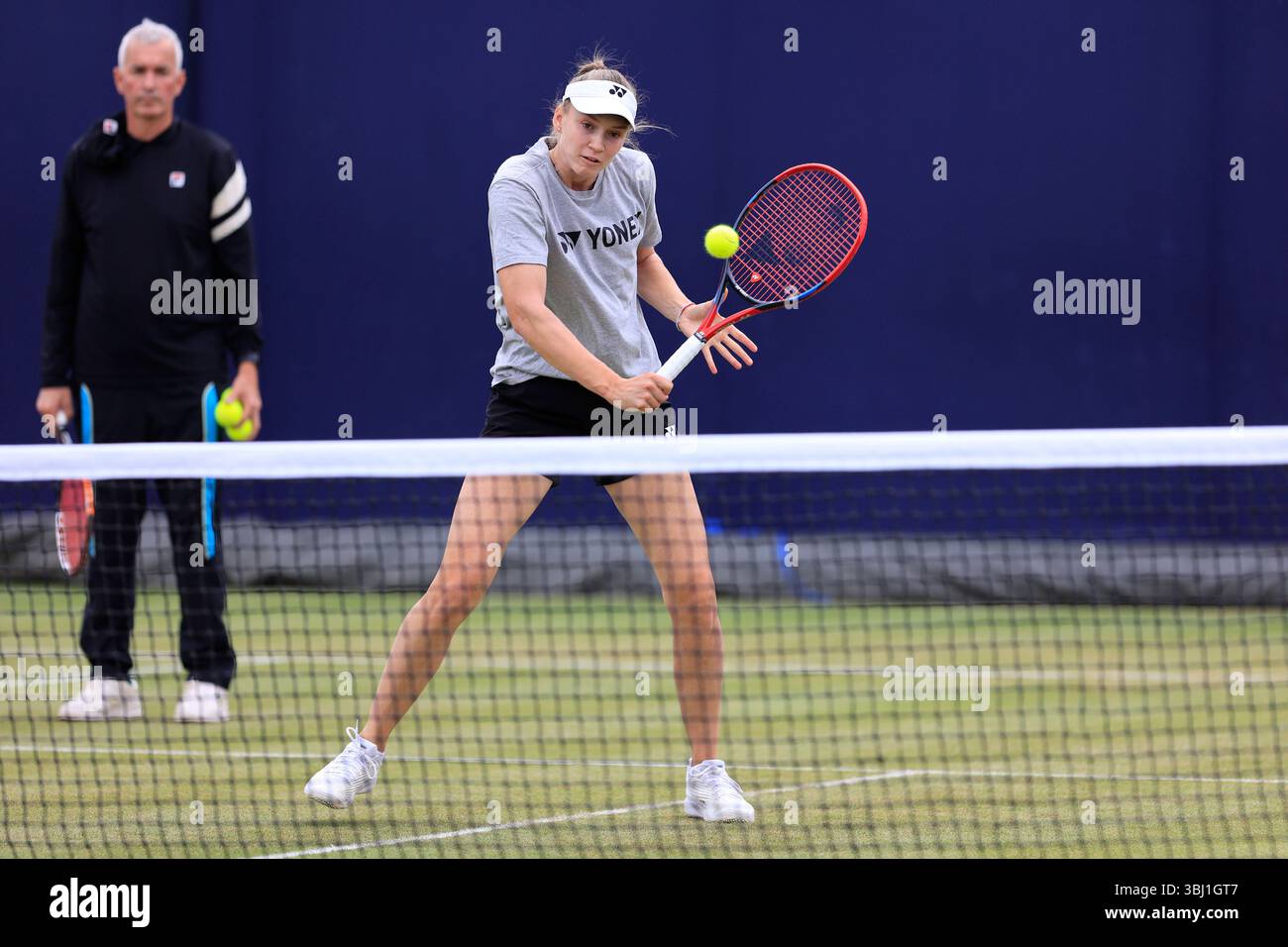 12 juin 2025 ; Championnats HSBC, Queen's Club, West Kensington, Londres, Angleterre : HSBC Womens Championships Queens Club, jour 4 ; Elena Rybakina s'entraîne en avance sur son match Banque D'Images