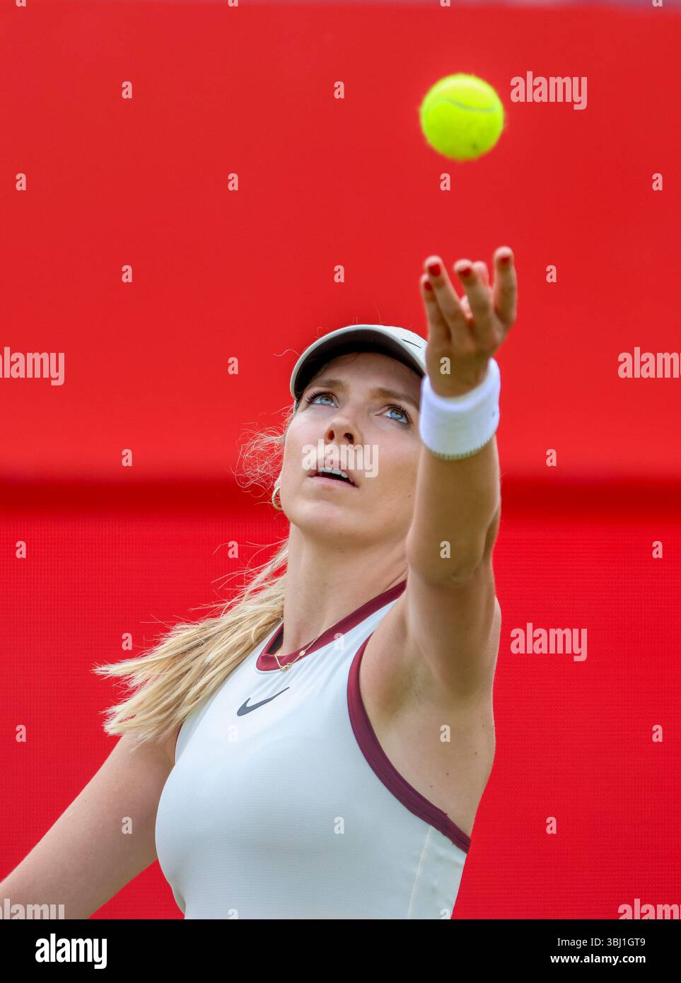 12 juin 2025 ; Championnats HSBC, Queen's Club, West Kensington, Londres, Angleterre : HSBC Womens Championships Queens Club, jour 4 ; Katie Boulter (GBR) sert à Diana Shnaider Banque D'Images