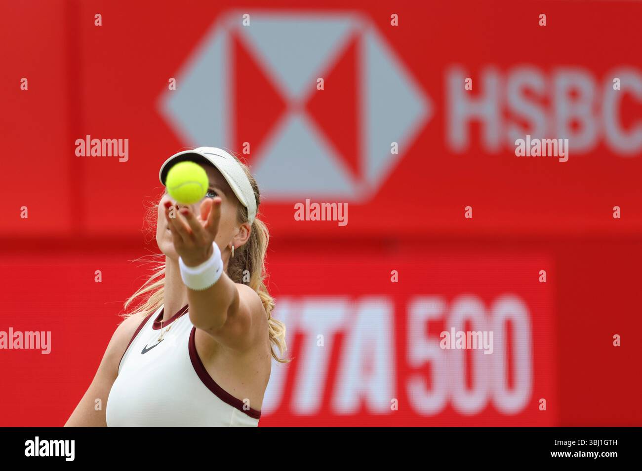 12 juin 2025 ; Championnats HSBC, Queen's Club, West Kensington, Londres, Angleterre : HSBC Womens Championships Queens Club, jour 4 ; Katie Boulter (GBR) sert à Diana Shnaider Banque D'Images