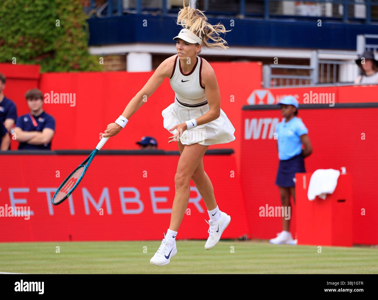 12 juin 2025 ; Championnats HSBC, Queen's Club, West Kensington, Londres, Angleterre : HSBC Womens Championships Queens Club, jour 4 ; Katie Boulter (GBR) sert à Diana Shnaider Banque D'Images