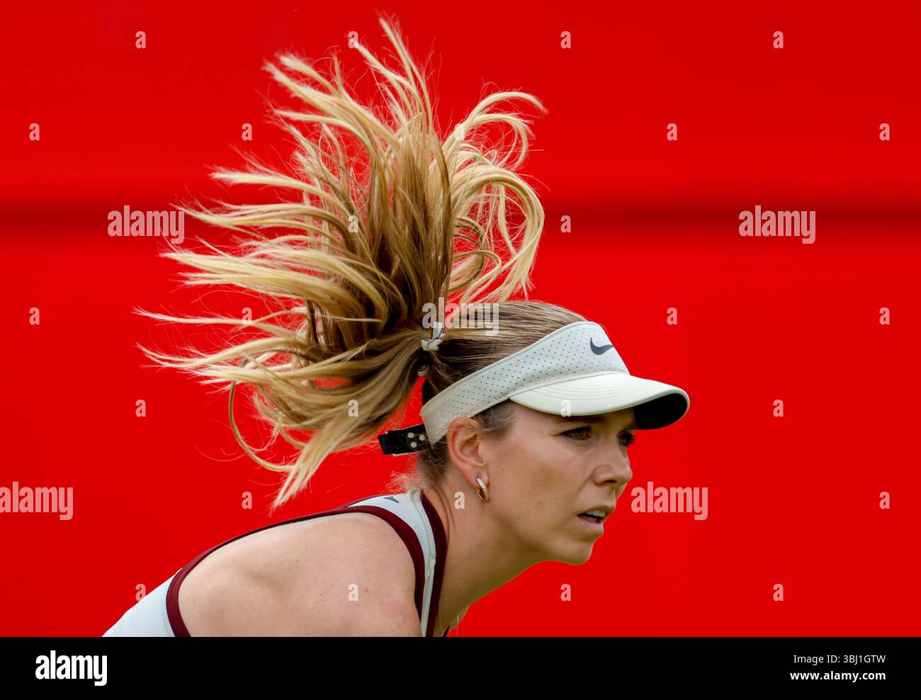 12 juin 2025 ; Championnats HSBC, Queen's Club, West Kensington, Londres, Angleterre : HSBC Womens Championships Queens Club, jour 4 ; Katie Boulter (GBR) sert à Diana Shnaider Banque D'Images