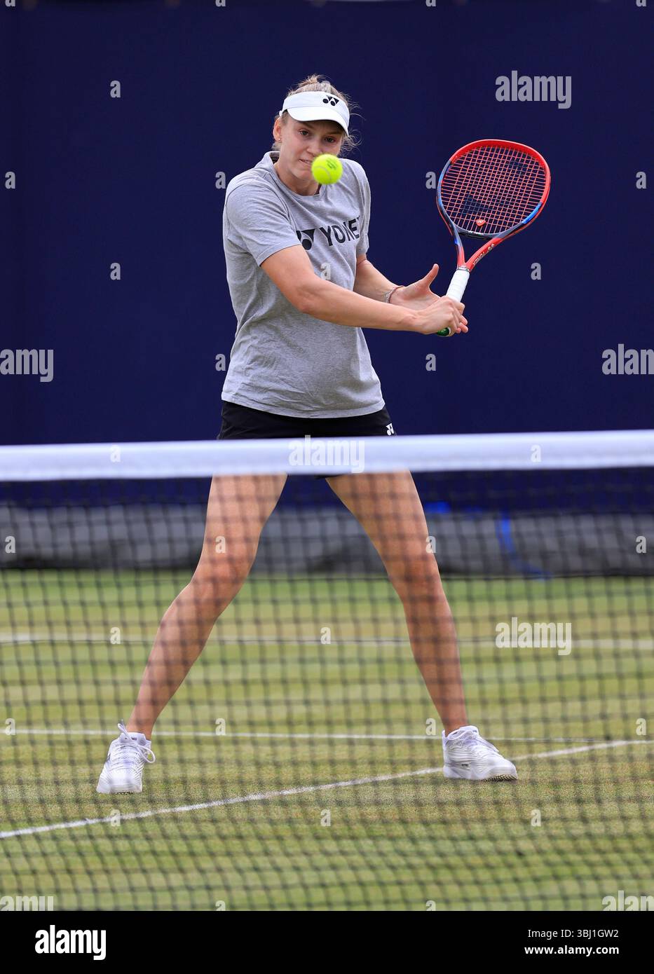 12 juin 2025 ; Championnats HSBC, Queen's Club, West Kensington, Londres, Angleterre : HSBC Womens Championships Queens Club, jour 4 ; Elena Rybakina s'entraîne en avance sur son match Banque D'Images