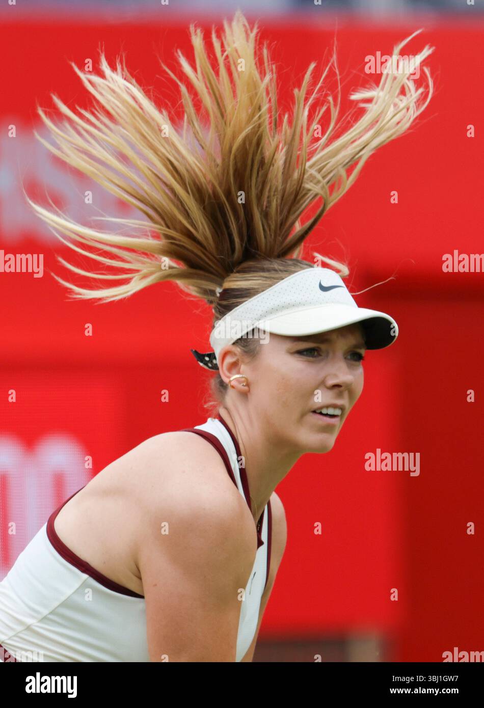 12 juin 2025 ; Championnats HSBC, Queen's Club, West Kensington, Londres, Angleterre : HSBC Womens Championships Queens Club, jour 4 ; Katie Boulter (GBR) sert à Diana Shnaider Banque D'Images