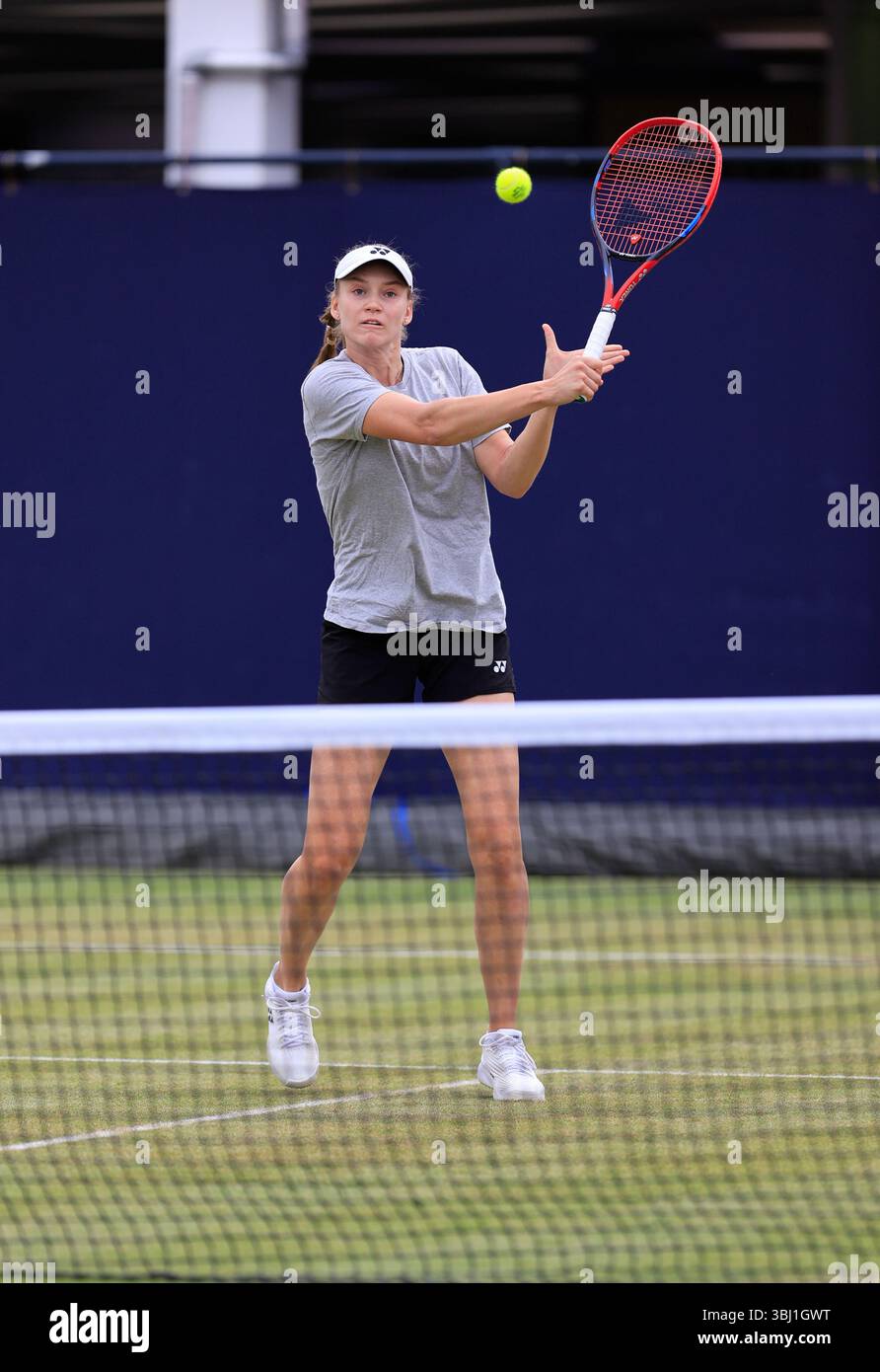12 juin 2025 ; Championnats HSBC, Queen's Club, West Kensington, Londres, Angleterre : HSBC Womens Championships Queens Club, jour 4 ; Elena Rybakina s'entraîne en avance sur son match Banque D'Images