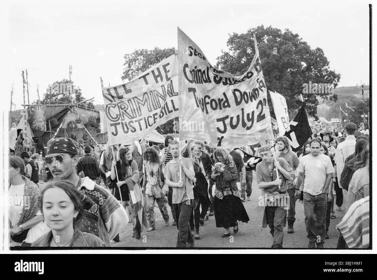 CRIMINAL JUSTICE BILL PROTEST and MARCH, GREEN FIELD, GLASTONBURY 1994 : Festival Goers défilent sur le site de la campagne contre la manifestation Criminal Justice Bill dans le Green Field au Glastonbury Festival, Pilton, Angleterre, juin 24-26 1994. Photographie : ROB WATKINS Banque D'Images