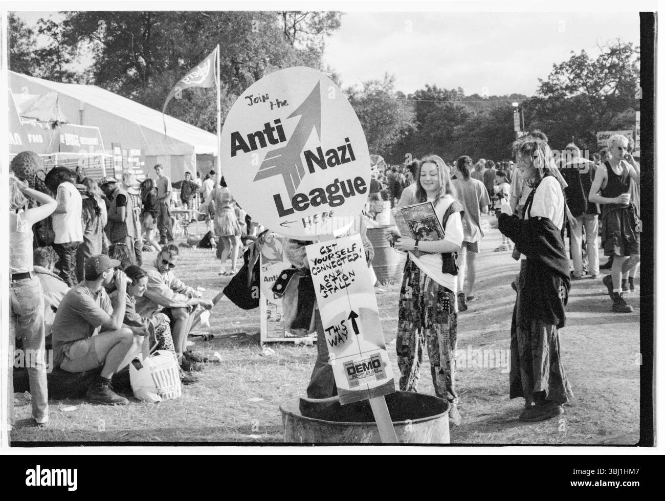 CRIMINAL JUSTICE BILL PROTEST and MARCH, GREEN FIELD, GLASTONBURY 1994 : Festival Goers défilent sur le site de la campagne contre la manifestation Criminal Justice Bill dans le Green Field au Glastonbury Festival, Pilton, Angleterre, juin 24-26 1994. Photographie : ROB WATKINS Banque D'Images