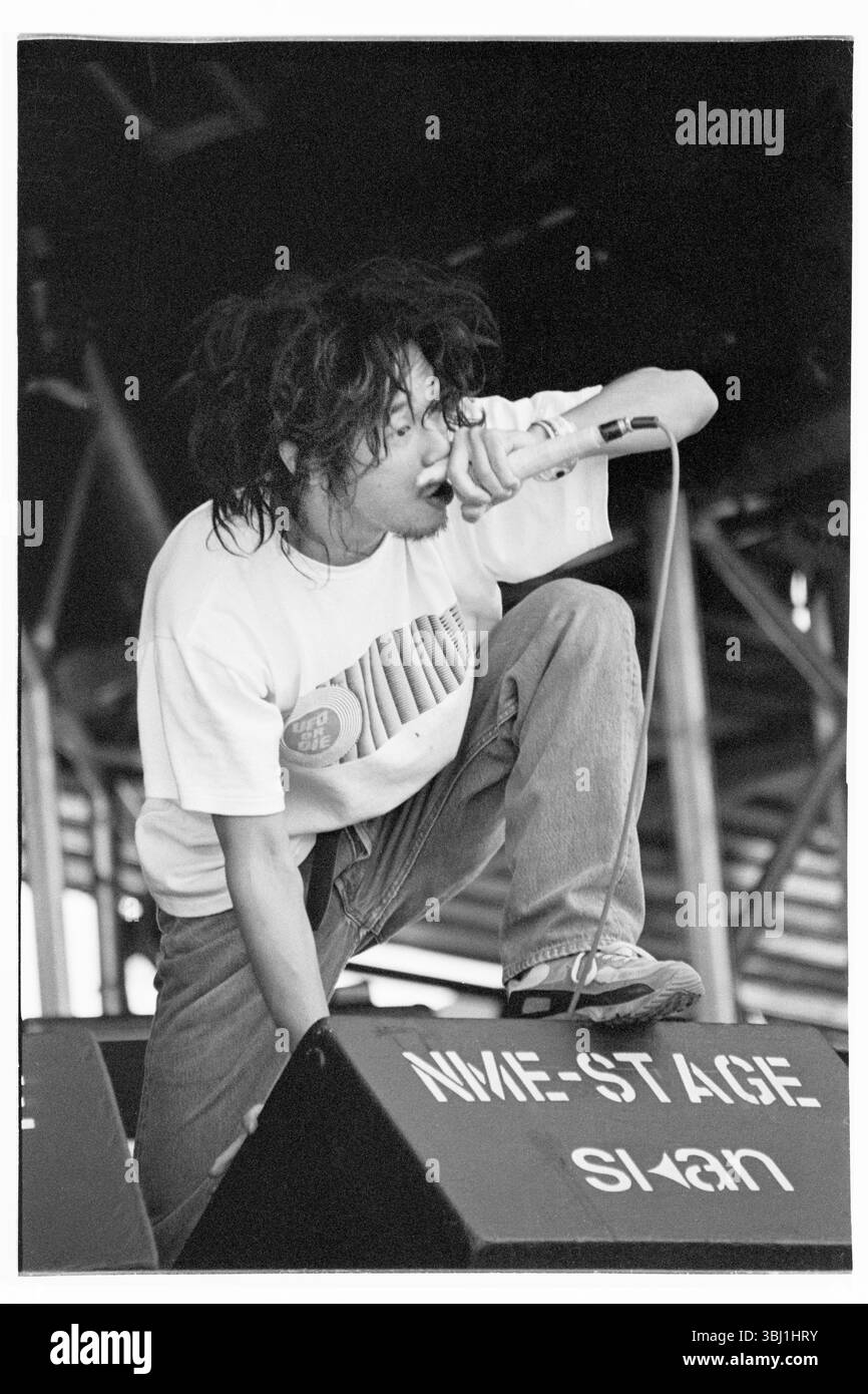 YAMATAKA EYE, THE BOREDOMS, GLASTONBURY 95 : le légendaire Yamataka Eye (de son vrai nom Tetsuro Yamatsuka) du supergroupe japonais The Boredoms joue la deuxième étape du NME au Glastonbury Festival, Pilton Farm, Somerset, Angleterre, 23 juin 1995. En 1995, le festival a célébré son 25e anniversaire. Photo : ROB WATKINS. INFO : The Boredoms est un groupe de rock expérimental japonais, formé en 1986. Connus pour leur style avant-gardiste et éclectique, ils mélangent bruit, psychédélie et musique électronique, gagnant une réputation pour leurs performances live innovantes et intenses. Banque D'Images