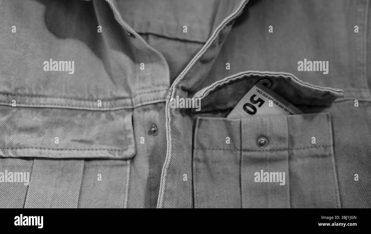 Concept de corruption : billet de 50 euros caché dans la poche de chemise Banque D'Images